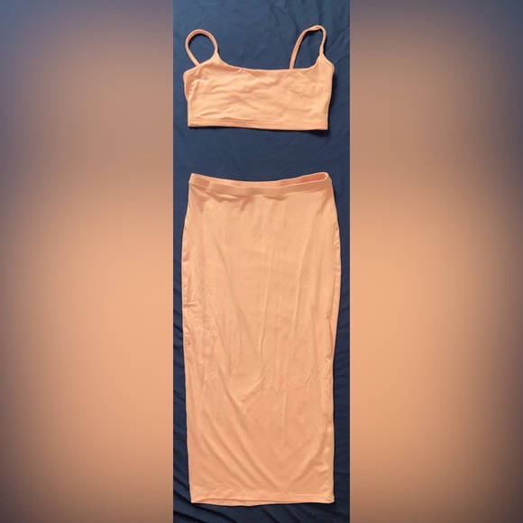 Crop top and skirt outfit - Picture 2 of 3